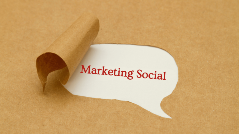 Papel rasgado revelando las palabras Marketing Social - Violeta Costilla