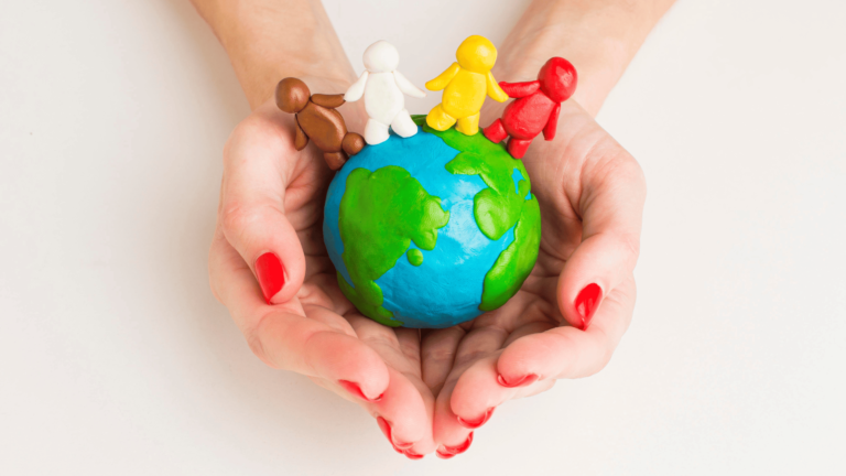 Manos sosteniendo un globo terráqueo con figuras humanas alrededor - Violeta Costilla Marketing Social