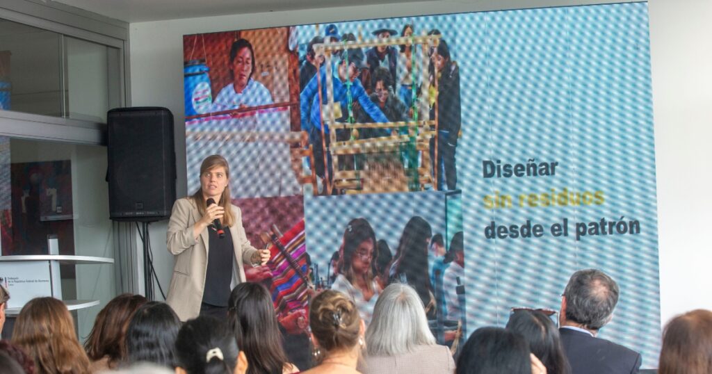 Diapositiva presentada durante el Climate Talk sobre moda sostenible y economía circular con la frase "Diseñar sin residuos desde el patrón".